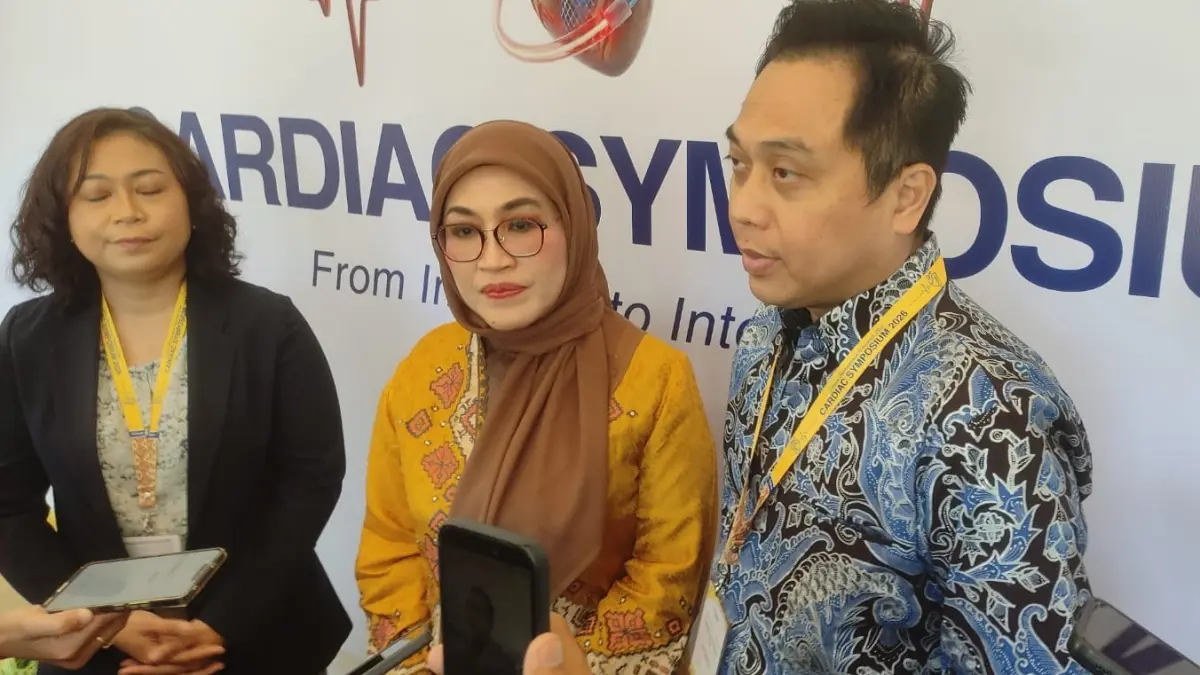 MAKSIMALKAN TEKNOLOGI: Pakar Kardiovaskular Intervensi Siloam Hospitals Bali, dr. I Made Junior Rina Artha (kanan) di sela kegiatan symposium yang digelar di Sanur, Denpasar Selatan. (Foto Marsellus Pampur)
