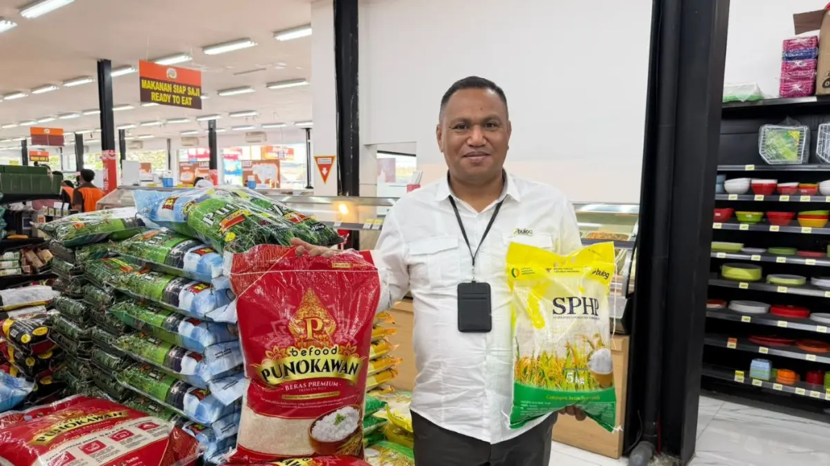 Pemimpin Wilayah Perum BULOG Kanwil Bali, Simon Melkisedek Lakapu menunjukkan beras kemasan produk Bulog yakni SPHP dan Punakawan yang di distribusikan ke toko modern untuk menjaga ksabilan harga. 