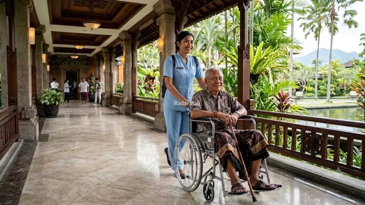 Caregiver mendorong pasien di selasar rumah sakit. Kebutuhan tenaga penunjang medical tourism belum diimbangi lulusan SMK yang masih fokus di sektor pariwisata dan perkantoran. 