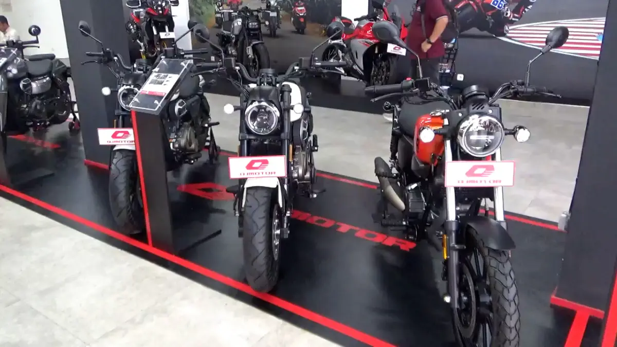 Deretan motor QJMotor tampil di showroom Adidaya Bali