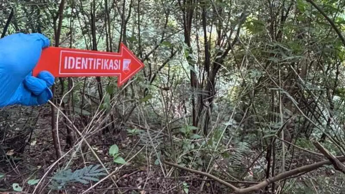 DI SINI KEJADIANNYA : Reka ulang kejadian lansia nahas jatuh ke jurang. (foto:Polres Bangli)