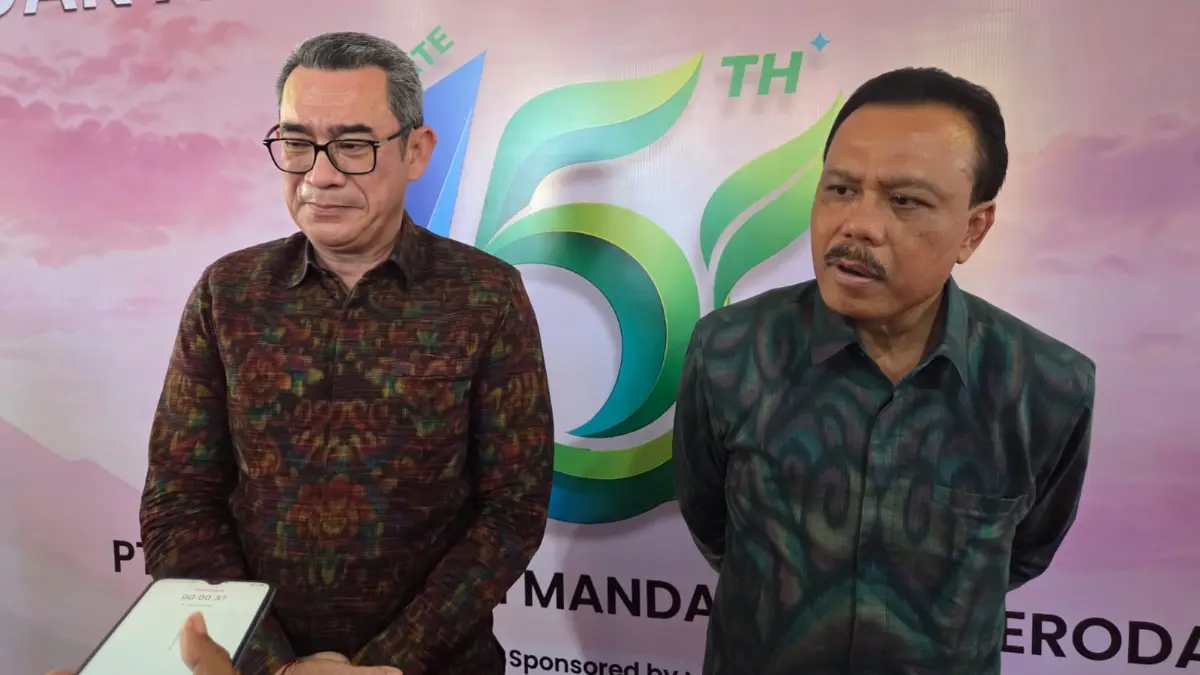 Direktur Utama Jamkrida Bali Anak Agung Ngurah Adhi Ardhana (kiri) dan Sekda Provinsi Bali Dewa Made Indra (10/8/2026). (Marsell Pampur/Radar Bali)