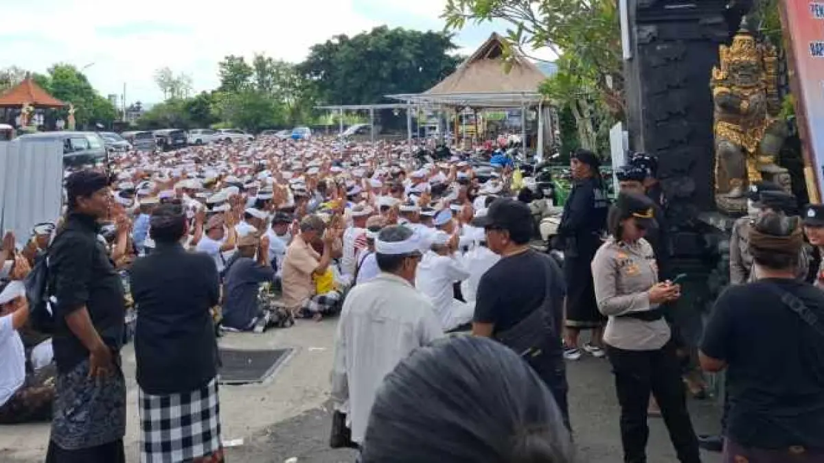 GELAR PERSEMBAHYANGAN: Ratusan pamedek melakukan persembahyangan di kawasan Pura Pusat Kawitan Tangkas Kori Agung.(dewa ayu pitri arisanti/radar bali)