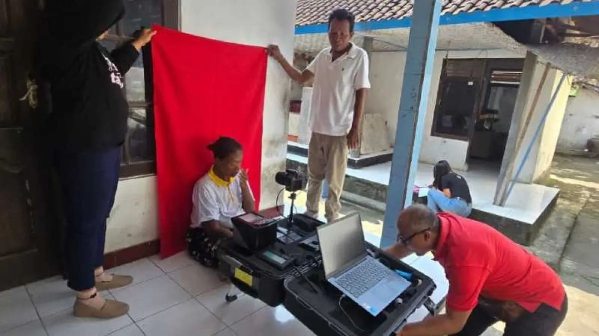 Ilustrasi ODGJ di Tabanan Tengah menjalani perekaman foto E-KTP saat dilakukan oleh Dinas Kependudukan dan Pencatanan Sipil (Disdukcapil) , beberapa waktu lalu. (Juliadi/Radar Bali)