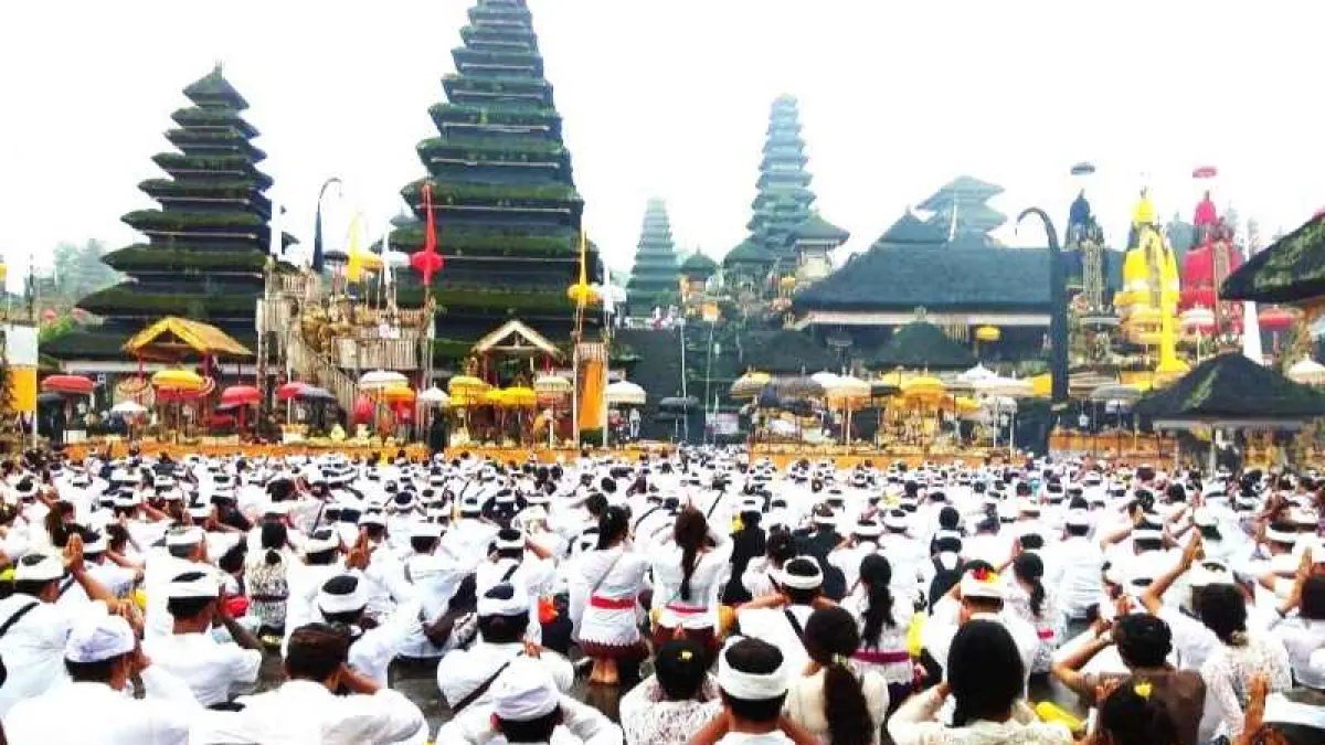 Ilustrasi persembahyangan di Pura Besakih, Karangasem. (dok. Radar Bali)