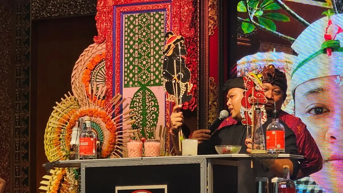 INOVATIF: Peserta yang bermain wayang sembari melakukan mixology dengan campuran arak. (NI KADEK NOVI FEBRIANI/radarbali.id)