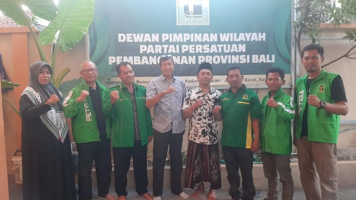 Ketua DPW PPP Provinsi Bali (demisioner) Sahirin (baju kotak), Sekretarus Samsuddin (baju batik) dan para Ketua DPC PPP se Bali saat di Sekretariat DPW PPP Bali di jalan Mahendradatta Denpasar, Ahad 9 Agustus 2026. (M. RIDWAN/radarbali.id)