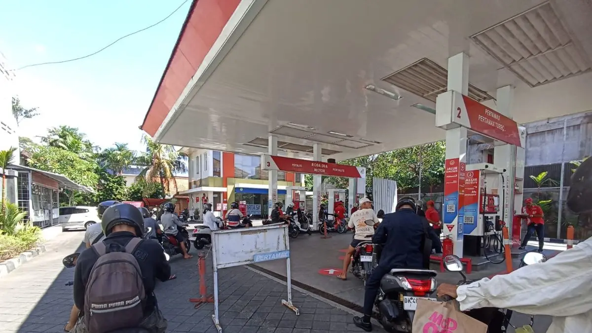 LAMA: Antrean di SPBU Kreneng nyaris tiap hari selalu padat di lajur antrean Pertalite. (ADRIAN SUWANTO/radarbali.id)