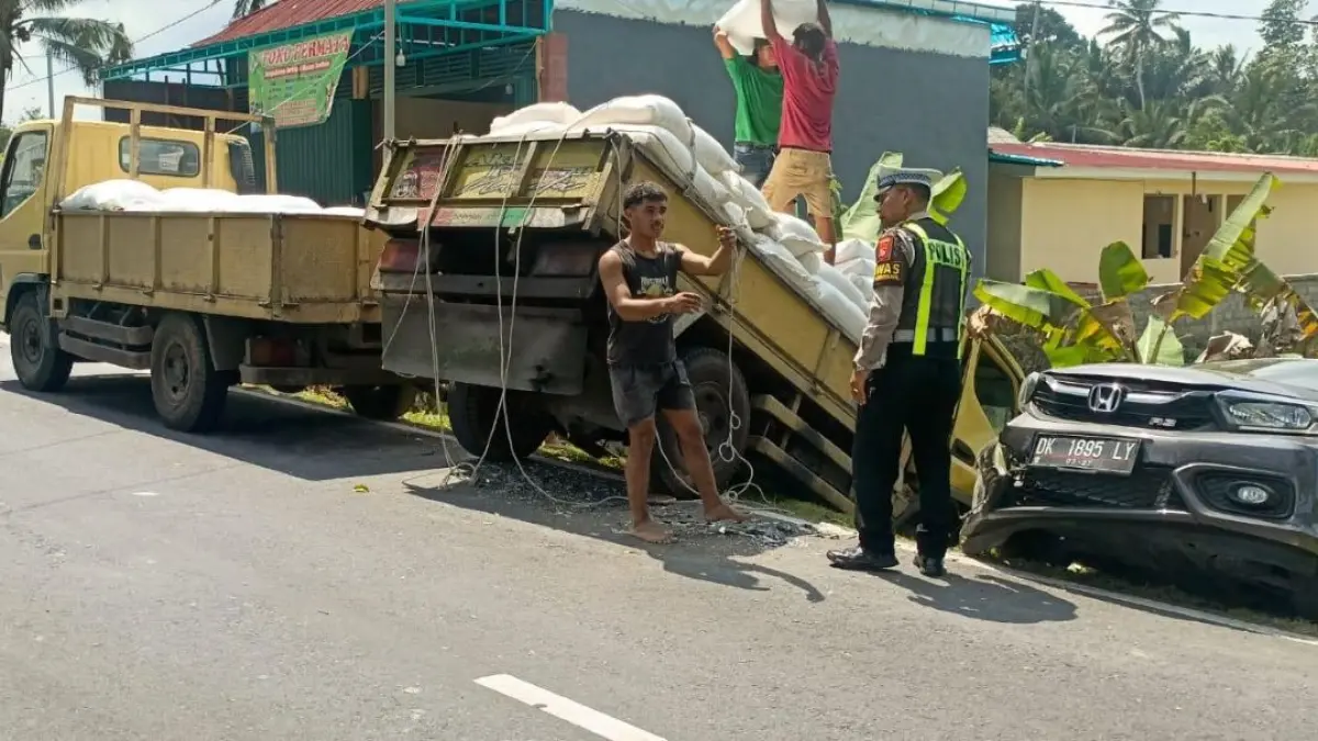LEPAS KONTROL: Kondisi mobil Honda Brio usai bertabrakan dengan truk Mitsubishi di Jalan Raya Sangeh–Grana, Banjar Batur Sari, Desa Sangeh, Abiansemal, Badung, Sabtu (8/8/2026). (ist/radarbali.id)