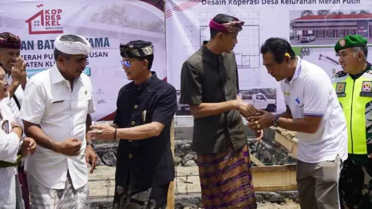MULAI BANGUN KDMP: Peletakan batu pertama pembangunan gedung KDKMP di Kabupaten Klungkung. ( Foto: Humas Pemkab Klungkung)