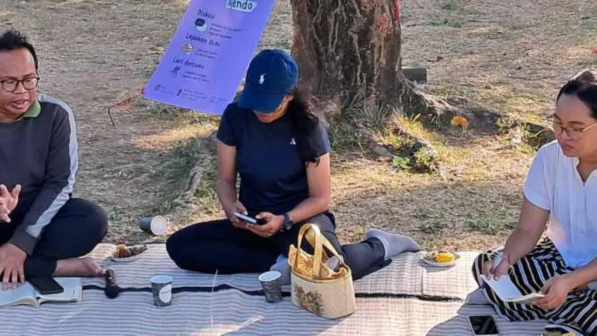 PIKNIK WARAS : (Dari kiri) Ngurah Suryawan, Ni Kadek Novi Febriani dan Ni Komang Yuko Utami, saat diskusi di acara piknik waras. (foto:AJI Denpasar)