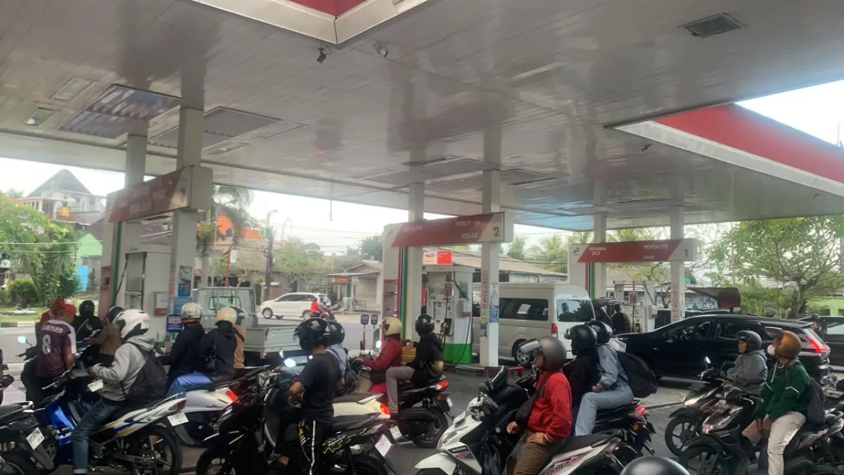 SELALU PADAT: Antrean bahan bakar minyak (BBM) jenis Pertalite di sejumlah SPBU di Bali kian mengular karena harga Pertamax yang masih dirasa jauh lebih mahal.(adrian suwanto/radarbali.id)