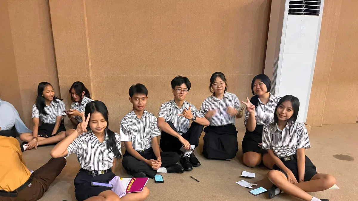 Siswi kelas 1 SMAS Kristen Harapan Denpasar, Stephanie Yuki Samantha (dua dari kanan) bersama teman-temannya.