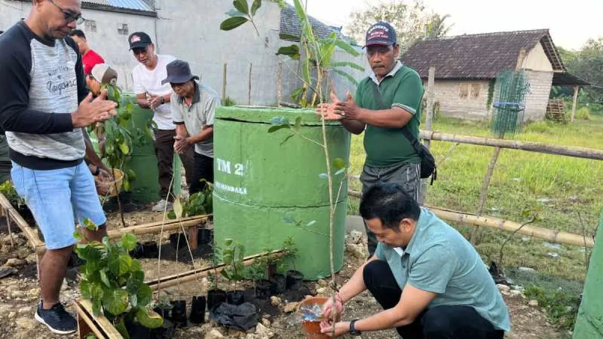  TAMAN ORGANIK: Bupati Jembrana I Made Kembang Hartawan meninjau langsung lokasi Taman Organik Satria Mandala. (foto : Humas Pemkab Jembrana)