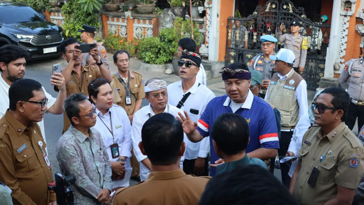Sekretaris Daerah Kota Denpasar, I Gusti Ngurah Eddy Mulya mendampingi Kunjungan Menteri Perumahan dan Kawasan Permukiman (PKP) Republik Indonesia, Maruarar Sirait terkait Program Bedah Rumah atau Bantuan Stimulan Perumahan Swadaya (BSPS) di Banjar Oongan, Kelurahan Tonja, Kecamatan Denpasar Utara