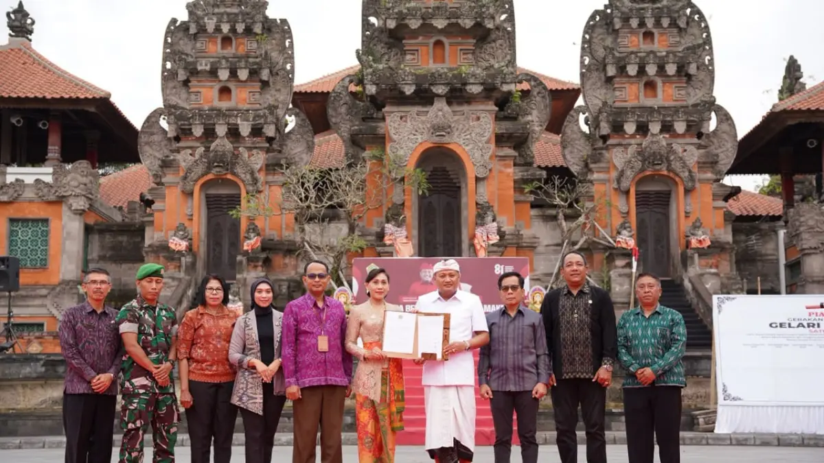 Bupati Gianyar I Made Mahayastra, Bunda PAUD Gianyar Ny. Dr. Surya Adnyani Mahayastra, seluruh pimpinan perangkat daerah, pimpinan dan anggota DPRD, Kepala BPMP Provinsi Bali I Made Alit Dwitama, serta jajaran Forkopimda Kabupaten Gianyar yang sekaligus menandatangani komitmen Gelari Gianyar Waja