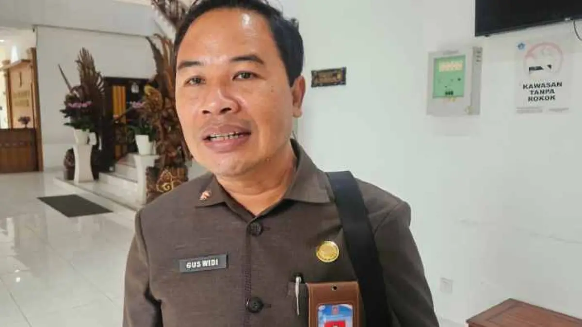 BEBERKAN PENYEBAB UTANG : Kepala Bappeda Karangasem, I Gusti Bagus Widiantara. (Zulfika Rahman)