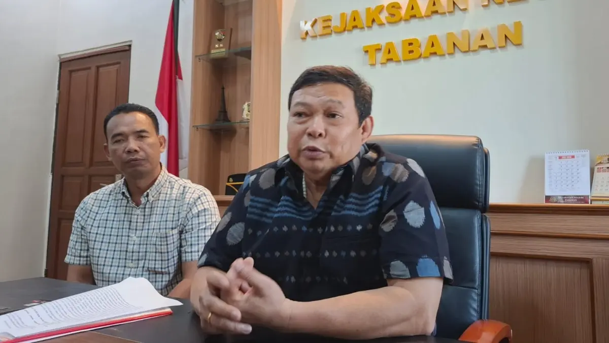 BEBERKAN TEMUAN : Medie, Kepala Kejaksaan Negeri Tabanan. (foto: Juliadi)