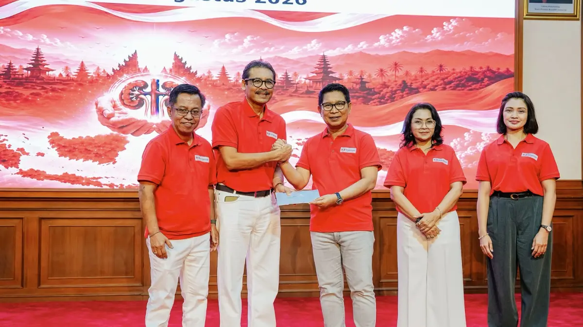 Bupati Wayan Adi Arnawa bersama Ketua TP. PKK Badung Nyonya Rasniathi Adi Arnawa saat Sarasehan Pejuang Dialisis di Ruang Kertha Gosana, Puspem Badung, Minggu (9/8).