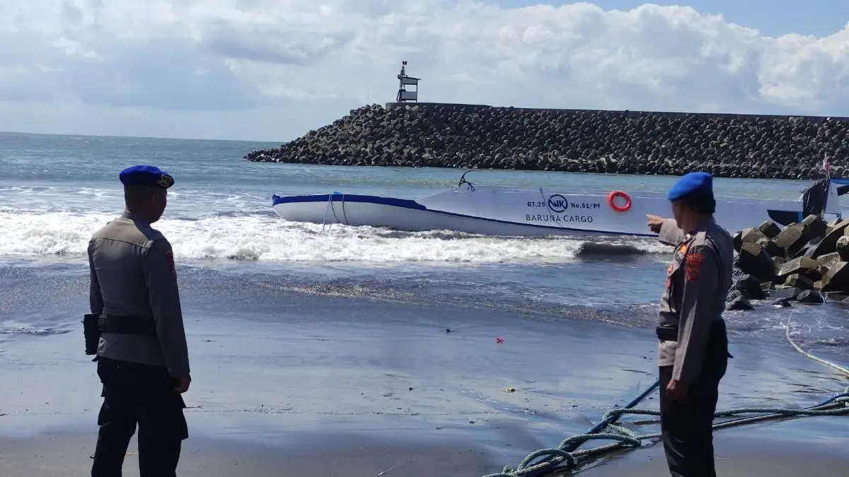DIGULUNG OMBAK: Kapal cargo MK Baruna tenggelam di perairan Padanggalak, Kesiman Petilan, Denpasar Timur, Selasa (11/8/2026). (ist/radarbali.id)