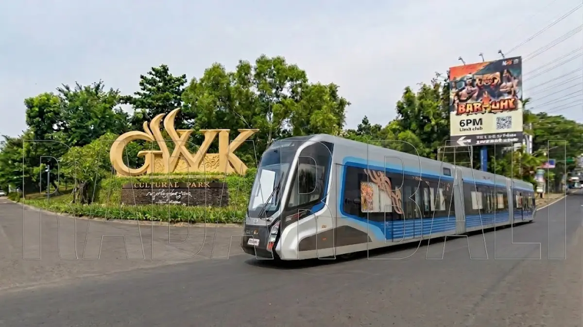 Gambar artis trem berjalan di depan GWK di Uluwatu, Pecatu, Kuta Selatan. 