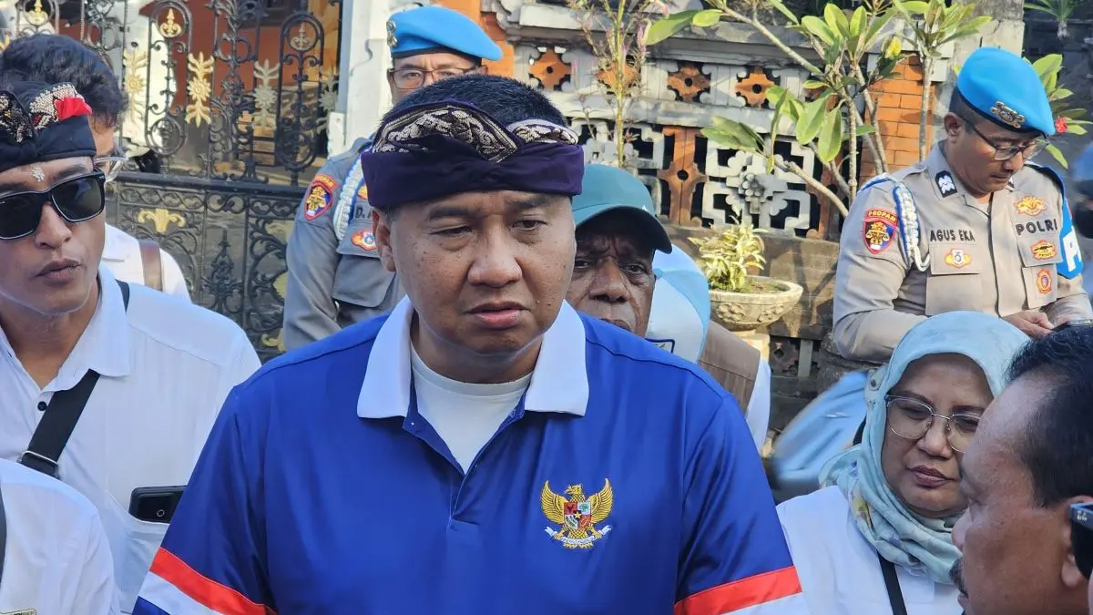 BEDAH RUMAH: Menteri Perumahan dan Kawasan Permukiman (PKP), Maruarar Sirait, melakukan peninjauan progres pengerjaan perbaikan rumah program Bantuan Stimulan Perumahan Swadaya (BSPS) di Jalan Noja No. 3 Oongan, Kelurahan Tonja, Kecamatan Denpasar Utara, Senin (10/8/2026). (ADRIAN SUWANTO/radarbali.id)