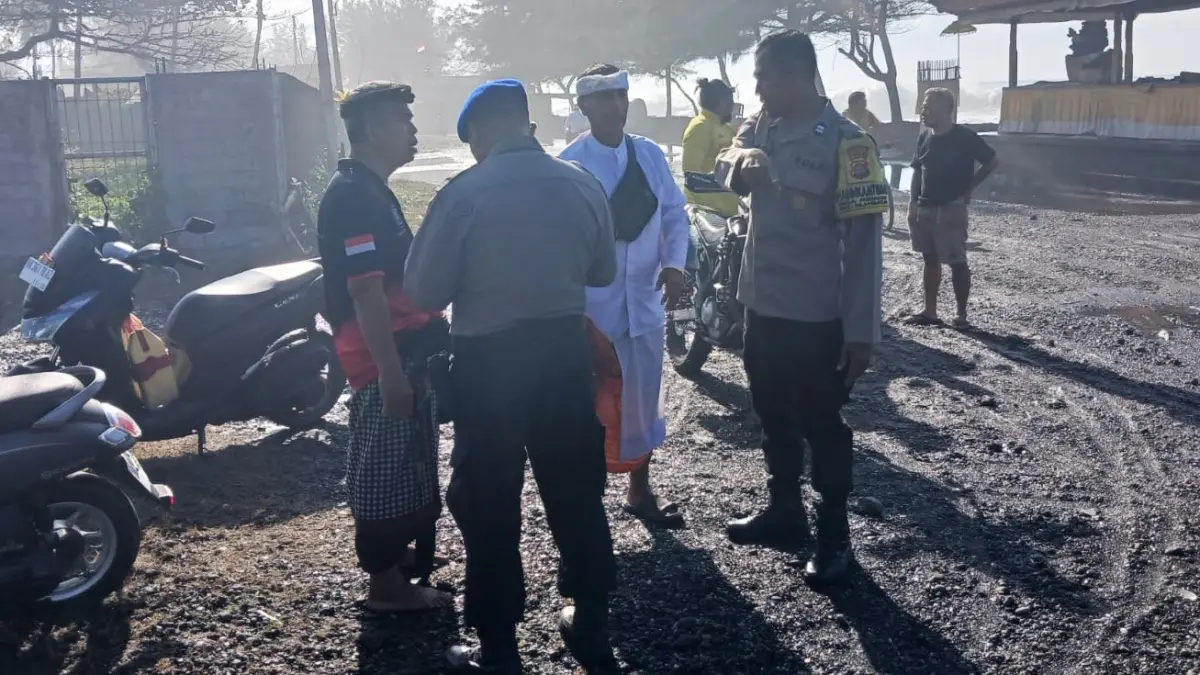 KE LOKASI KEJADIAN : Polisi saat berada lokasi kejadian korban terempas ombak. (foto: Polsek Blahbatuh, Gianyar)