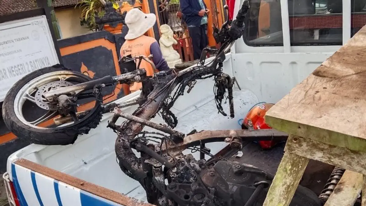 KORBAN AMUK MASSA : Motor KD yang terbakar oleh amuk massa. (Juliadi/Radar Bali)