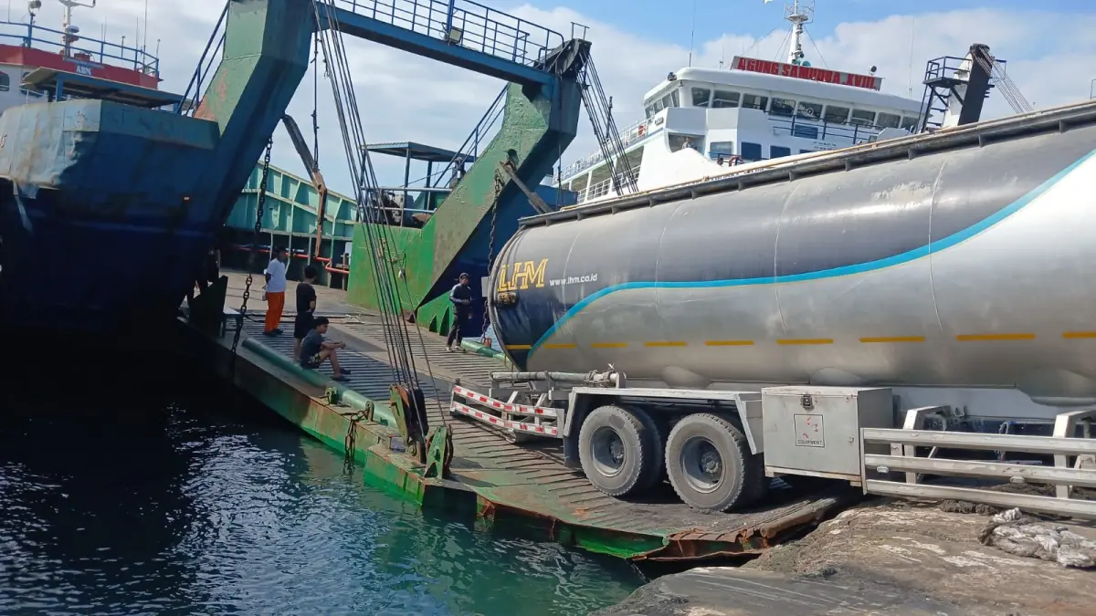 NAHAS DI KAPAL : Kondisi pintu landasan KMP Perkasa Prima V mengalami kerusakan saat proses penurunan kendaraan. (foto: Pos AL Gilimanuk)
