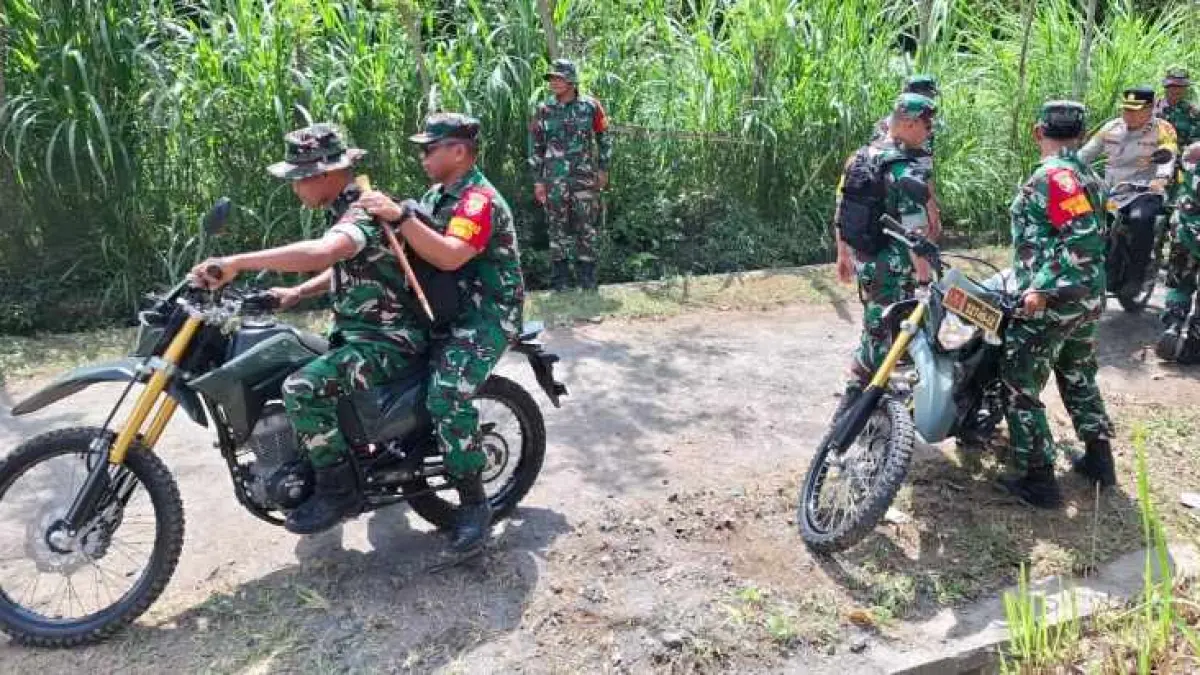 PANTAU LANGSUNG : Kunjungan Tim Wasev TMMD di Desa Sekardadi, Kecamatan Kintamani, Selasa (10/8). (Dewa Yu Pitri Arisanti/Radar Bali)