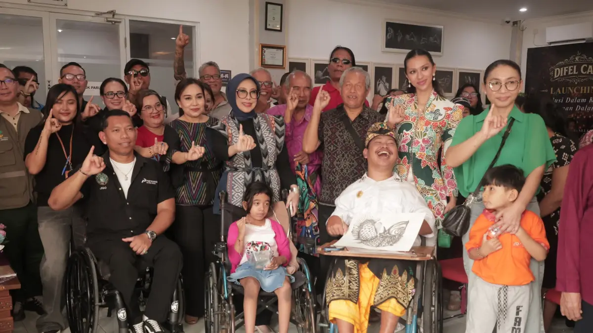 Penasihat I Dharma Wanita Persatuan (DWP) Kementerian Sosial Republik Indonesia, Ny. Fatma Saifullah Yusuf didampingi Ketua GOW Kota Denpasar, Ny. Ayu Kristi Arya Wibawa, Ketua FPPI Kota Denpasar, Mulianingsih dan Kepala Dinas Sosial Kota Denpasar, I Gusti Ayu Laxmy Saraswati dalam  acara Pesona Difabel Denpasar, di Graha Nawasena, Sabtu (8/8).
