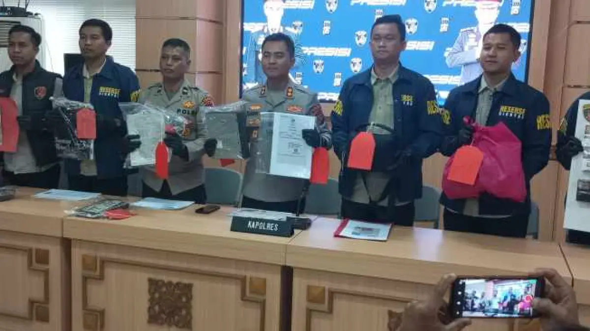 SAAT PENANGKAPAN: Polisi membeber barang bukti seusai penangkapan bulan April 2026 lalu. (IB Indra Prasetia)