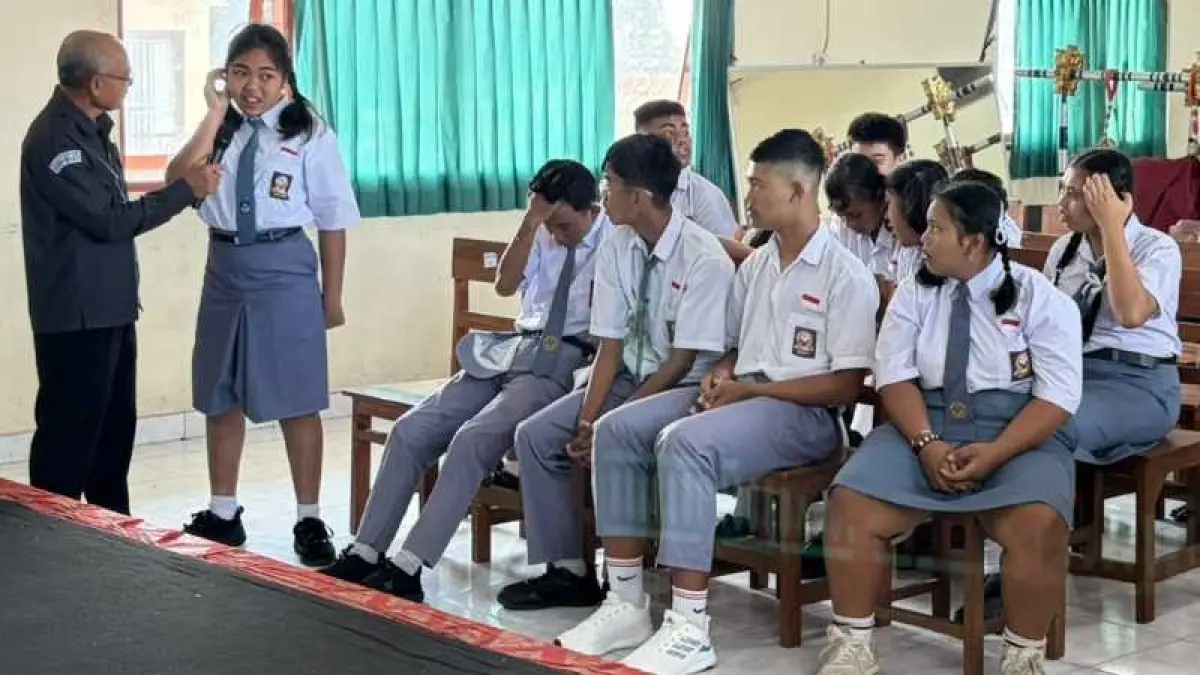 SOSIALISASI KE SLB :&nbsp;Ketua Bawaslu Gianyar Wayan Hartawan saat ngobrol santai dengan dengan siswa SLB 1 Gianyar. (foto: Bawaslu Gianyar)