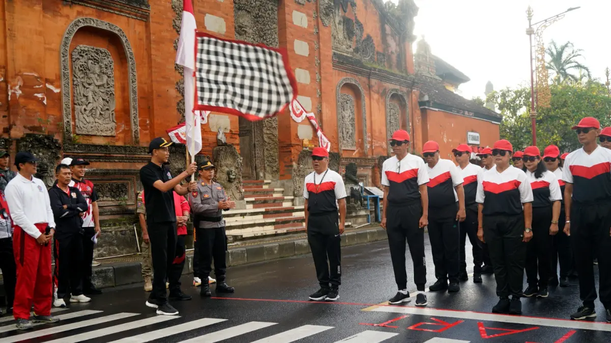 Wakil Bupati Klungkung, Tjokorda Gde Surya Putra, resmi melepas Lomba Gerak Jalan 8 Kilometer tingkat SMP Putra di depan Puri Agung Klungkung, Senin (10/8/2026)