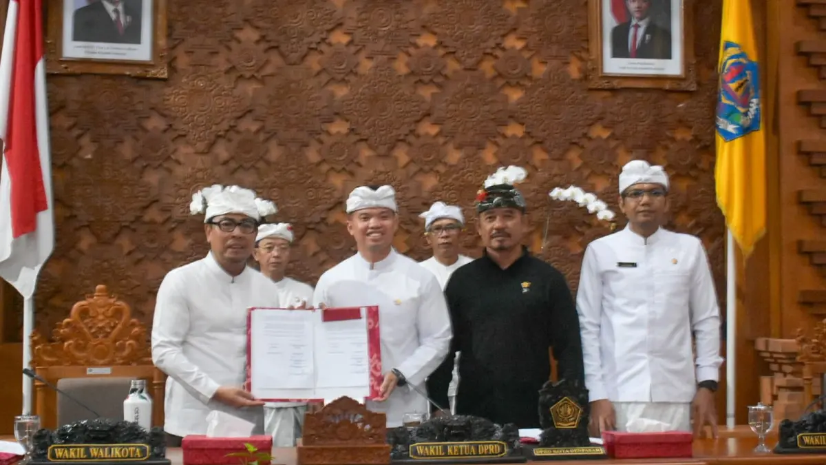 Wakil Walikota Denpasar, I Kadek Agus Arya Wibawa saat mengikuti Sidang Paripurna ke-13 Masa Persidangan II DPRD Kota Denpasar dengan agenda Penyampaian Pemandangan Umum dan Pendapat Akhir Fraksi yang dipimpin Wakil Ketua DPRD Kota Denpasar, Ida Bagus Yoga Adi Putra di Gedung DPRD Kota Denpasar, Rabu (12/8)