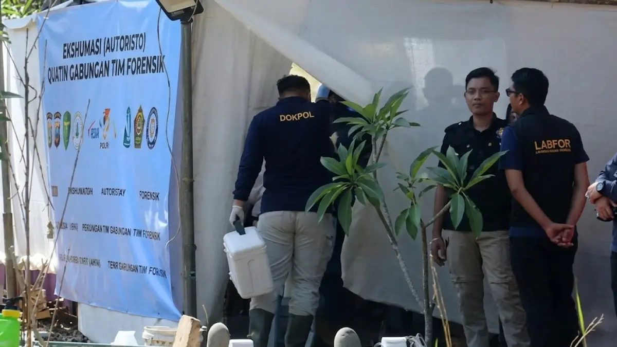 Setelah 20 hari, makam penjaga rumah Jaksa Febrie, Sutrimo, di Desa Wlahar, Banyumas, dibongkar tim Kedokteran Kepolisian bersama Perhimpunan Dokter Forensik Indonesia pada hari ini, Rabu, 12 Agustus 2026. Autopsi dilakukan untuk menyingkap tabir kejanggalan di balik kematian mendadak pria berusia 42 tahun tersebut. (tangkapan layar Metro TV)
