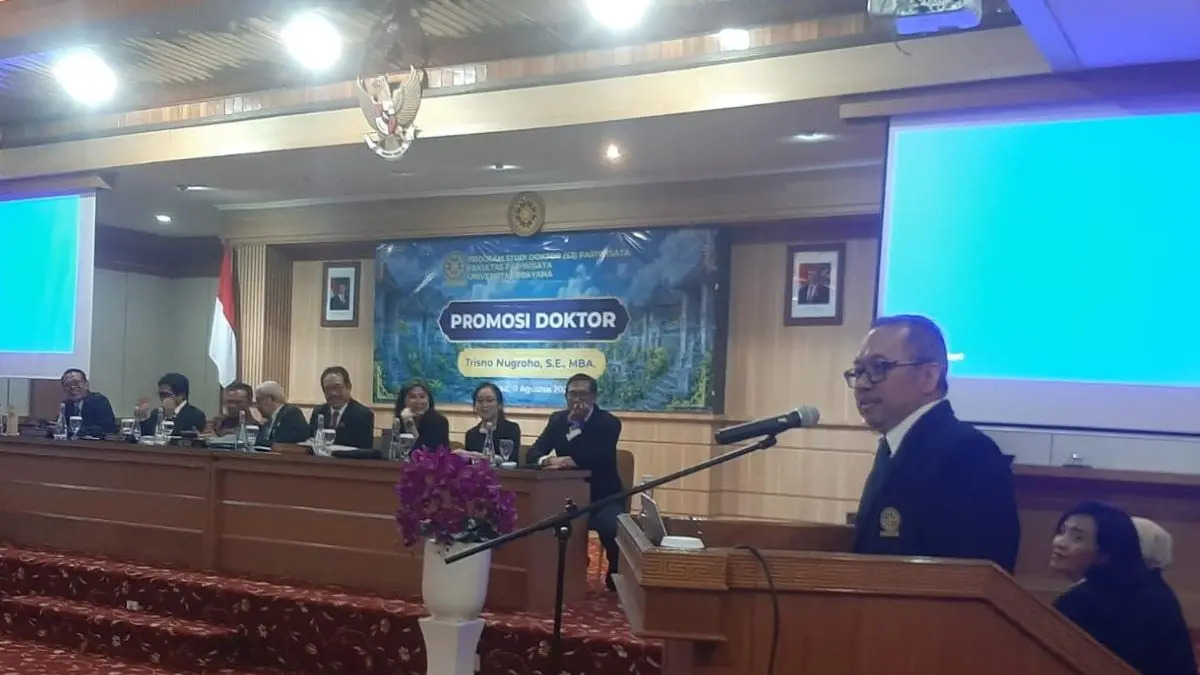 PARIWISATA REGENERATIF: Trisno Nugroho saat mempertanggungjawabkan desertasinya dihadapan penguji di gedung Pasca Sarjana Universitas Udayana, Selasa 11 Agustus 2026. (m.ridwan/radarbali.id)