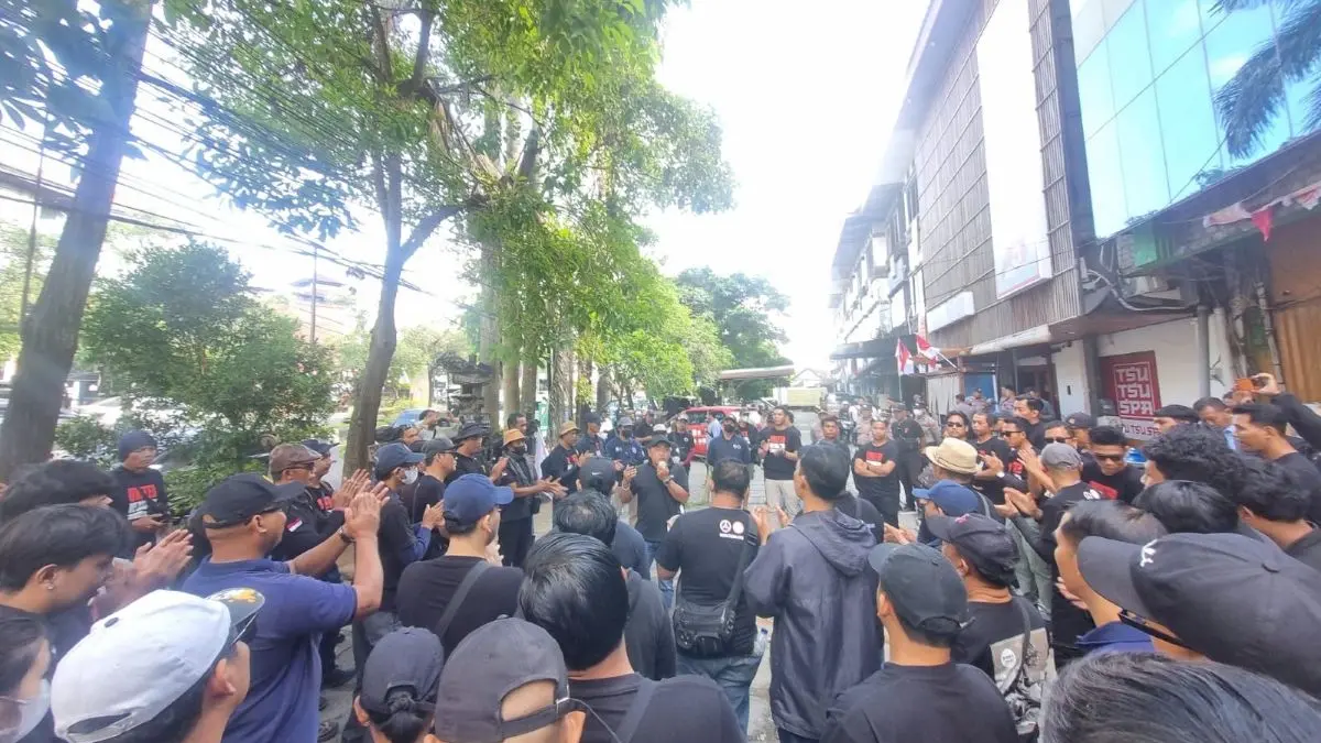 PHK SEPIHAK: Federasi Serikat Pekerja Mandiri (FSPM) Regional Bali bersama elemen mahasiswa dan bantuan hukum turun ke jalan, Selasa (11/8/2026).(IST/radarbali.id)