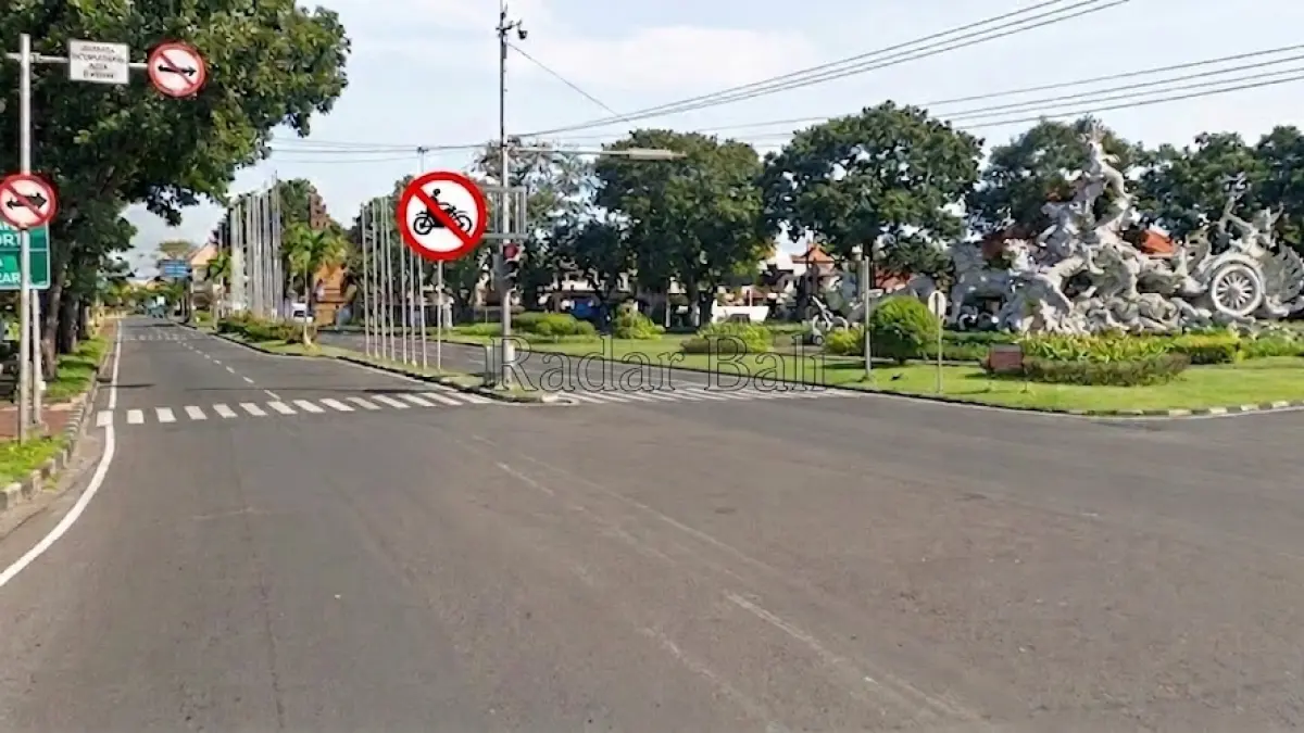 Rekayasa lalu lintas Bandara Ngurah Rai resmi diberlakukan dengan menutup 7 u-turn dan mengalihkan jalur roda dua. Pengendara diimbau patuhi rambu dan rute terbaru melalui Jalan Raya Tuban demi menghindari lawan arus.