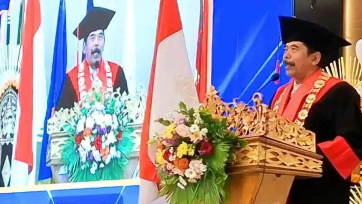 AJAK ALUMNI BEKERJA KERAS DI MANA SAJA : Rektor UHN Sugriwa, Prof. Dr. Drs. I Gusti Ngurah Sudiana, M.Si. saat sambutan wisuda. (foto:istimewa)