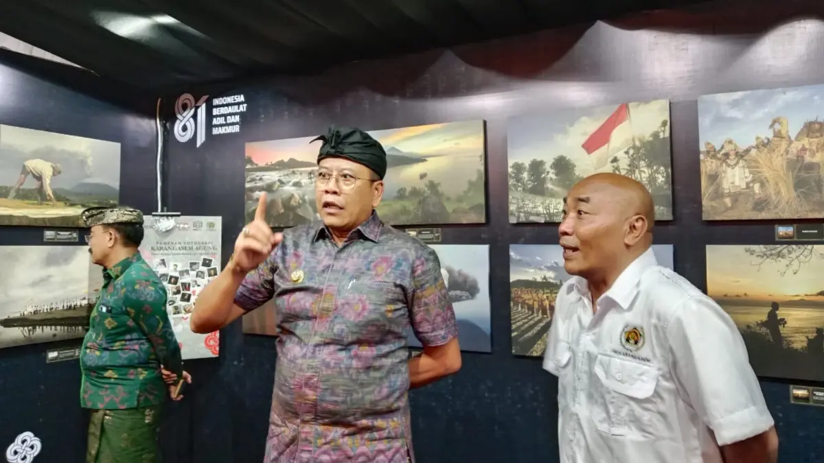 Bupati Karangasem I Gusti Putu Parwata (tengah) saat meninjau pameran foto yang digelar Komunitas Photographer Karangasem berkolaborasi dengan PWI Persiapan Karangasem di Taman Budaya Chandra Bhuana, Rabu (12/8) malam. (Zulfika Rahman/Radar Bali)