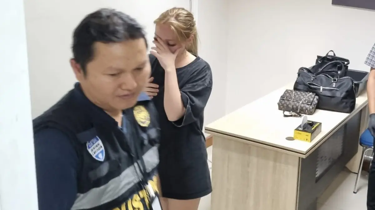 COBA SEMBUNYIKAN: Petugas BNNP Bali bersama Bea Cukai Ngurah Rai mengamankan WNA asal Kazakhstan berinisial VM, 25, yang kedapatan membawa hashish seberat 1.079 gram bruto dalam koper. (ist/radarbali.id)