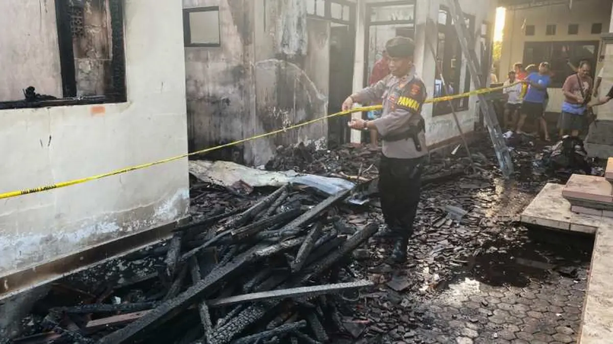 DIPASANGI GARIS POLISI : Polisi memasang garis polisi seusai kebakaran dapur dan gudang milik I Made Sutama di Banjar Dinas Gubug Belodan, Desa Gubug, Tabanan. (foto: istimewa)