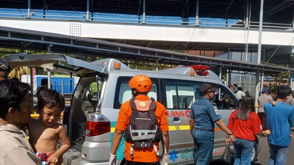 EVAKUASI: Tim SAR gabungan melakukan evakuasi penumpang KMP Putri Yasmin yang terbakar di perairan Selat Lombok, Rabu (12/8). Kantor SAR Denpasar turut turun tangan dengan mengerahkan KN SAR Arjuna untuk memperkuat operasi penyelamatan. (IST/radarbali.id)