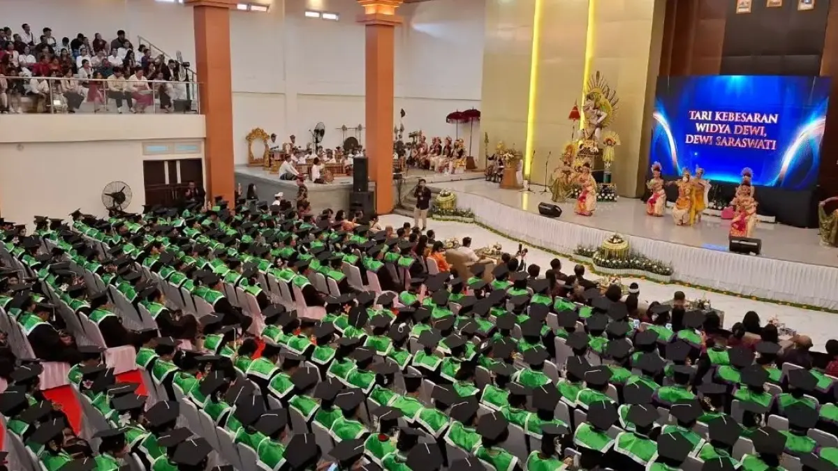 GELAR WISUDA KE-13 : Universitas Hindu Negeri (UHN) I Gusti Bagus Sugriwa Denpasar melepas 608 sarjana yang dilaksanakan di Auditorium Giri Prasta. (foto: istimewa)