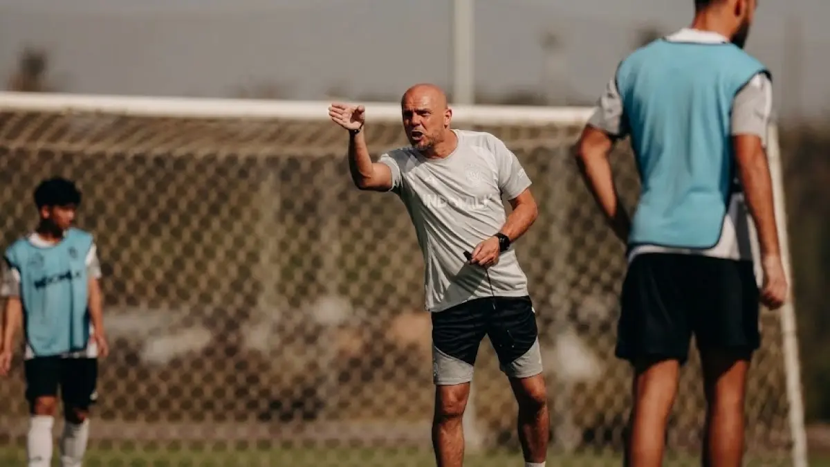 Head Coach Bali United Johnny Jansen memberi arahan dalam latihan menjelang bertemu Sabah FC dalam ajang Dewata Challenge Series 2026 malam ini. Foto: Bali United