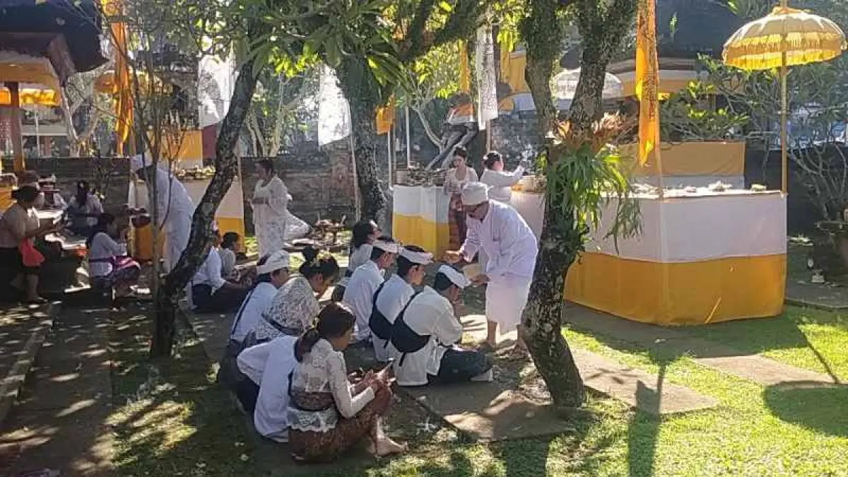 Ilustrasi persembahyangan di Pura Luhur Puser Tasik , Tabanan. (Juliadi)