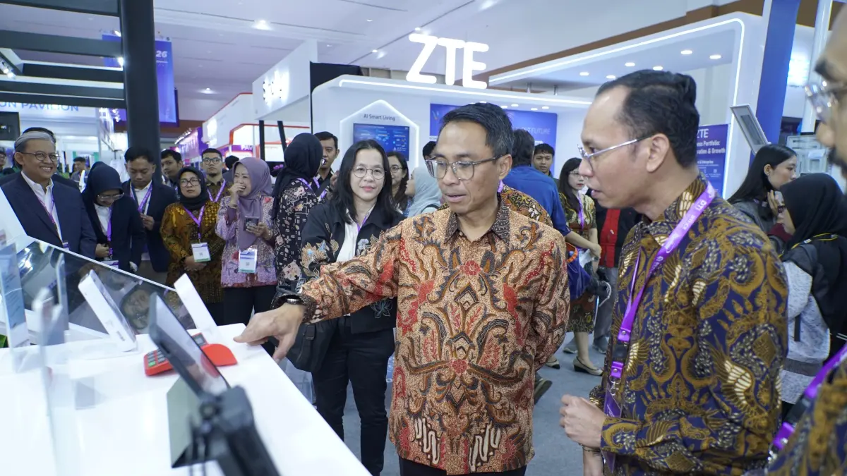 CANGGIH: Direktur IT Digital Telkom Faizal Rochmad Djoemadi mengunjungi AI Zone Telkom pada DTI-CX 2026 untuk melihat langsung kapabilitas AIcosystem, termasuk Omni Communication Assistant (OCA). Solusi berbasis AI ini dirancang untuk membantu perusahaan meningkatkan efisiensi operasional sekaligus menghadirkan pengalaman pelanggan yang lebih responsif. (Humas Telkom for radarbali.id)