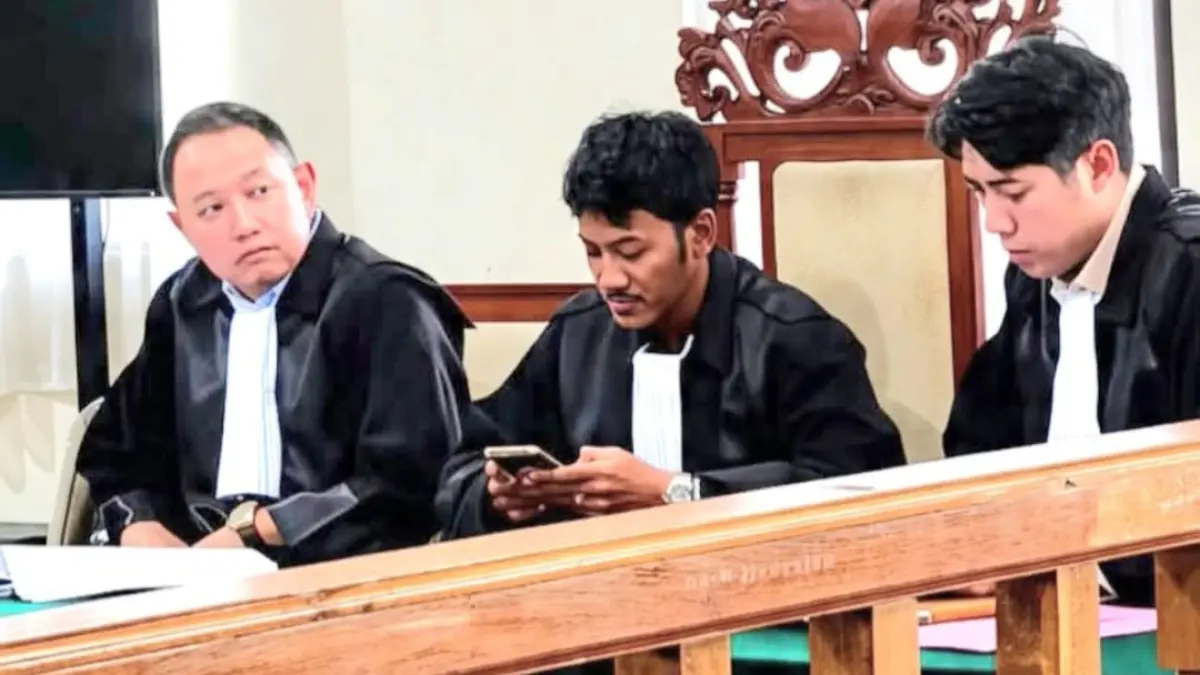Kuasa hukum terdakwa, dari kiri: AA Made Dwiprawidia, AA Ngurah Putra Cahaya Wiranata, dan AA Ngurah Bagus Indra Kusuma saat menyampaikan pledoi di PN Denpasar, Kamis (13/8/2026). (istimewa)
