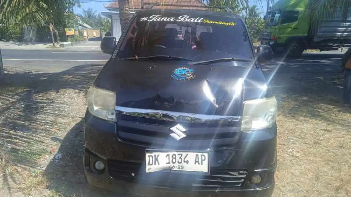 LAKALANTAS BERUNTUN: Salah satu mobil&nbsp; yang terlibat kecelakaan beruntun. (foto:Satlantas Jembrana)